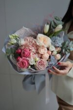 Букет з Гортензією, піоновидними трояндами та тюльпаном