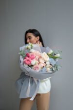 Букет з Гортензією, піоновидними трояндами та тюльпаном - Зображення 2