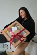 Подарунковий бокс з хвойним букетиком, гірляндою та горнятком