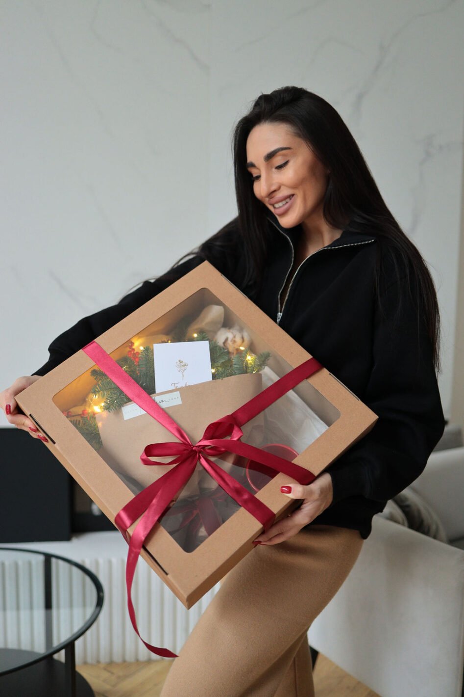 316A7781 Подарунковий бокс з хвойним букетиком, гірляндою та горнятком - Зображення 1