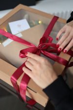 Подарунковий бокс з хвойним букетиком, гірляндою та горнятком - Зображення 3