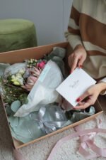 Подарунковий бокс з букетиком, вазою та сікатором - Зображення 2