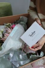 Подарунковий бокс з букетиком, вазою та сікатором - Зображення 3