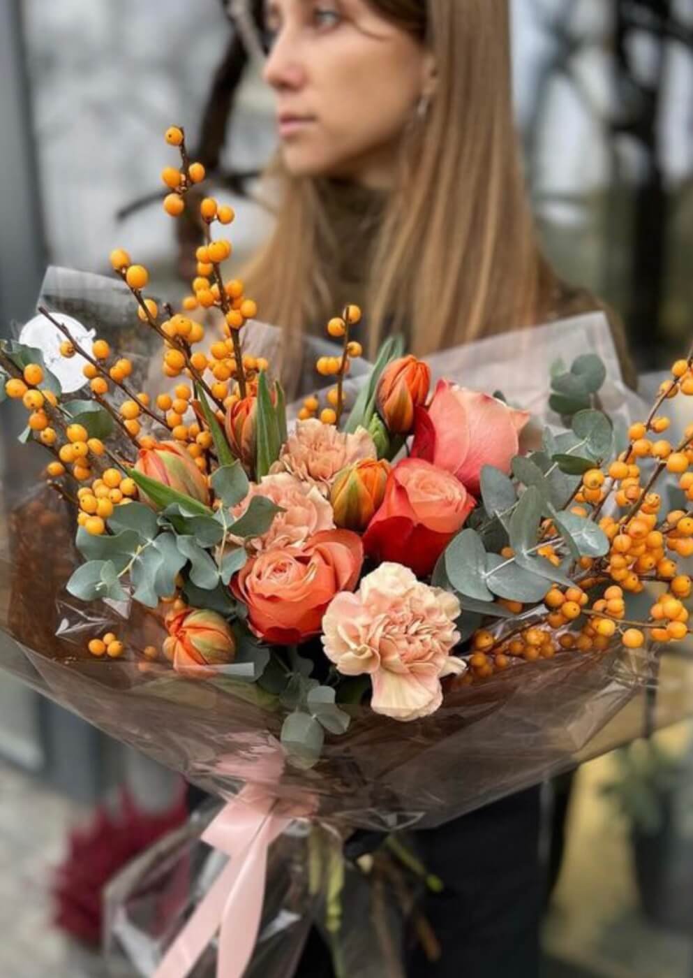 4BC57780-DEC5-4C81-BA05-48F8253007FE Букет в помаранчевими тюльпанами та ілексом - Зображення 1