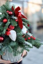 Ялинка хвойна прикрашена у кашпо - Зображення 3