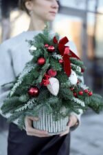 Ялинка хвойна прикрашена у кашпо - Зображення 2