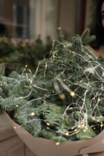 Зимовий букет з хвої та гірлянди - Зображення 2