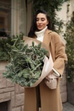 Зимовий букет з хвої та гірлянди - Зображення 3