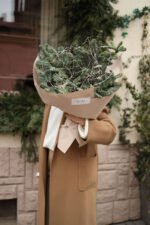 Зимовий букет з хвої та гірлянди