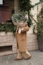 Зимовий букет з хвої та гірлянди - Зображення 4