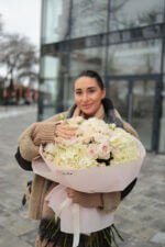 Букет з гортензіями та піоновидними трояндами - Зображення 3