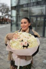 Букет з гортензіями та піоновидними трояндами - Зображення 2