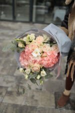 Букет з гортензією та піоновидними троядами - Image 2