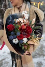 Яскравий букет з бавовни, хвої, червоних троянд та ягід - Зображення 2