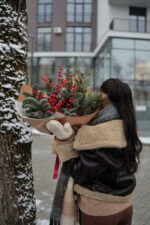 Букет з хвої нобіліс та ягід ілексу - Зображення 2