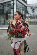 Букет з амариліса, ягід ілексу та червоних троянд - Зображення 5