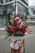 Букет з амариліса, ягід ілексу та червоних троянд - Зображення 4