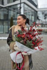 Букет з амариліса, ягід ілексу та червоних троянд - Зображення 3