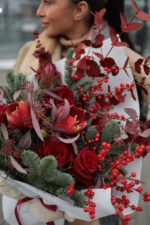 Букет з амариліса, ягід ілексу та червоних троянд - Зображення 2