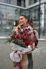 Букет з амариліса, ягід ілексу та червоних троянд