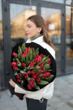 Букет з 51 червоного тюльпану - Image 4