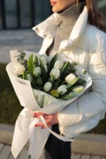 Букет з 15 тюльпанів та евкаліпту