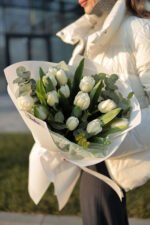 Букет з 15 тюльпанів та евкаліпту - Зображення 3