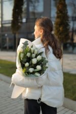 Букет з 15 тюльпанів та евкаліпту - Зображення 5