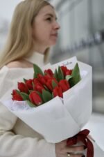 Букет з 15 червоних тюльпанів