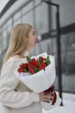 Букет з 15 червоних тюльпанів - Зображення 2