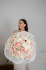 Великий букет з гортензіями, піоновидними трояндами  та еустомою - Зображення 2