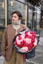 Букет з піоновидних троянд Марвеловз та гортензій у темній упаковці