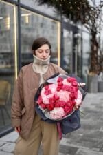 Букет з піоновидних троянд Марвеловз та гортензій у темній упаковці - Зображення 3