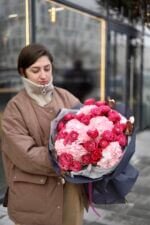 Букет з піоновидних троянд Марвеловз та гортензій у темній упаковці - Зображення 4