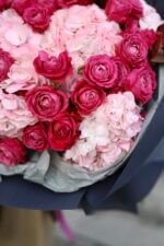 Букет з піоновидних троянд Марвеловз та гортензій у темній упаковці - Зображення 5