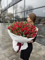 Букет зі 101 червоного тюльпану - Зображення 3