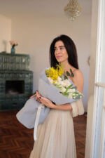 Букет з Піоновидними трояндами, тюльпанами, мімозою та матіолою - Зображення 2