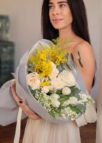 Букет з Піоновидними трояндами, тюльпанами, мімозою та матіолою