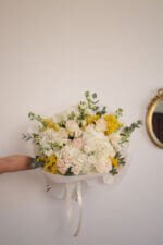 Букет з гортензією, мімозою, ранункулюсами та трояндами - Зображення 4