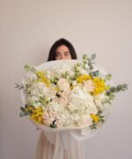 Букет з гортензією, мімозою, ранункулюсами та трояндами