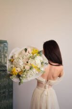 Букет з гортензією, мімозою, ранункулюсами та трояндами - Зображення 3