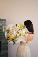 Букет з гортензією, мімозою, ранункулюсами та трояндами - Зображення 2