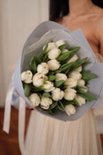 Букет з 25 білих тюльпанів