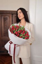 Букет з 51 червоного тюльпана - Image 4