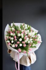 Букет зі 101 біло-рожевого тюльпану