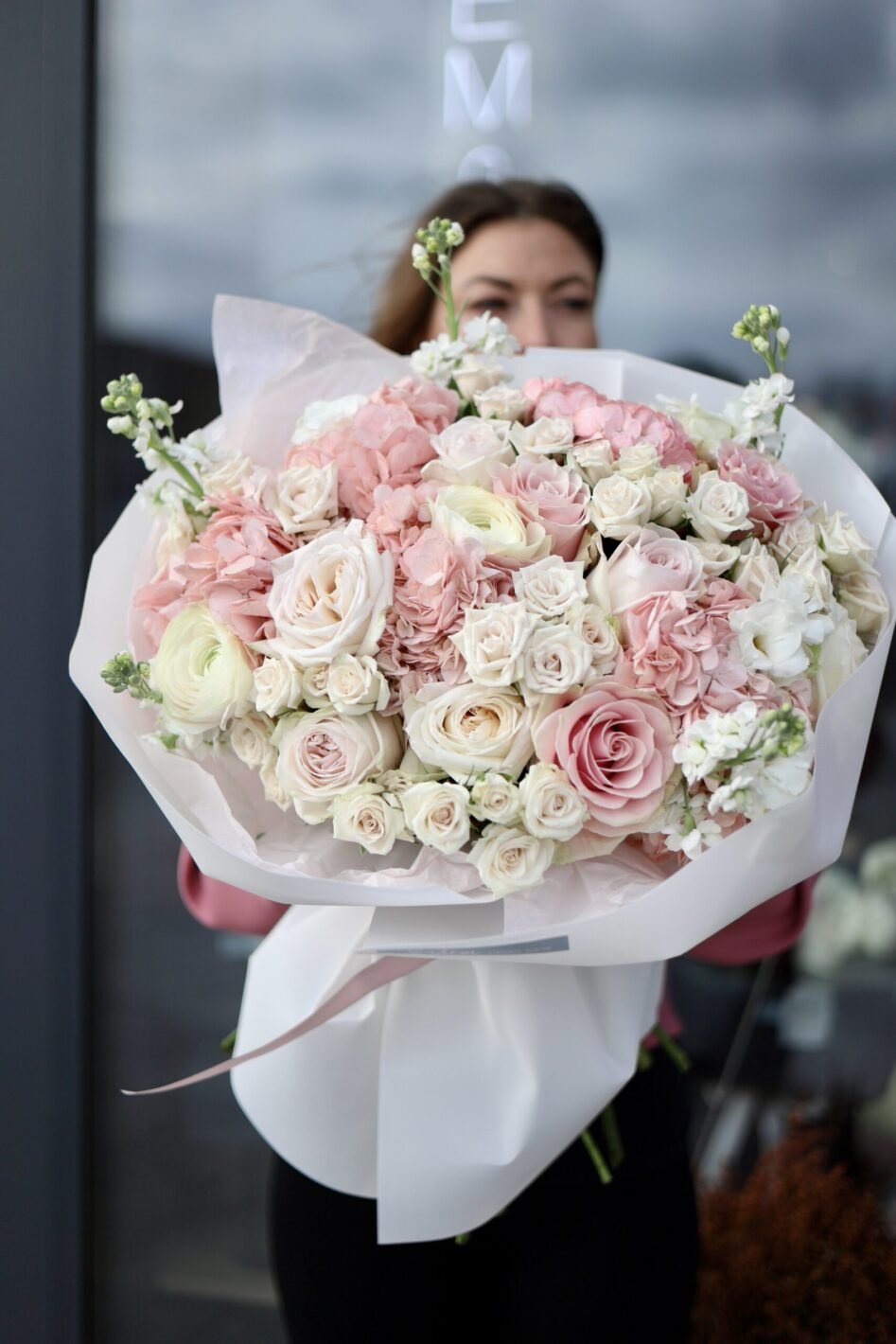 IMG_0195 2 Букет з гортензіями піоновидними трояндами, кущовими трояндами, матіолою - Зображення 1