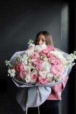 Великий букет з гортензією, піоновидними трояндами Сільва та матіолою - Зображення 2