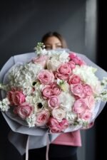 Великий букет з гортензією, піоновидними трояндами Сільва та матіолою