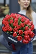 Букет з 51 піоновидного червоного тюльпану