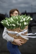Кошик  зі 101 білого  тюльпану - Image 2